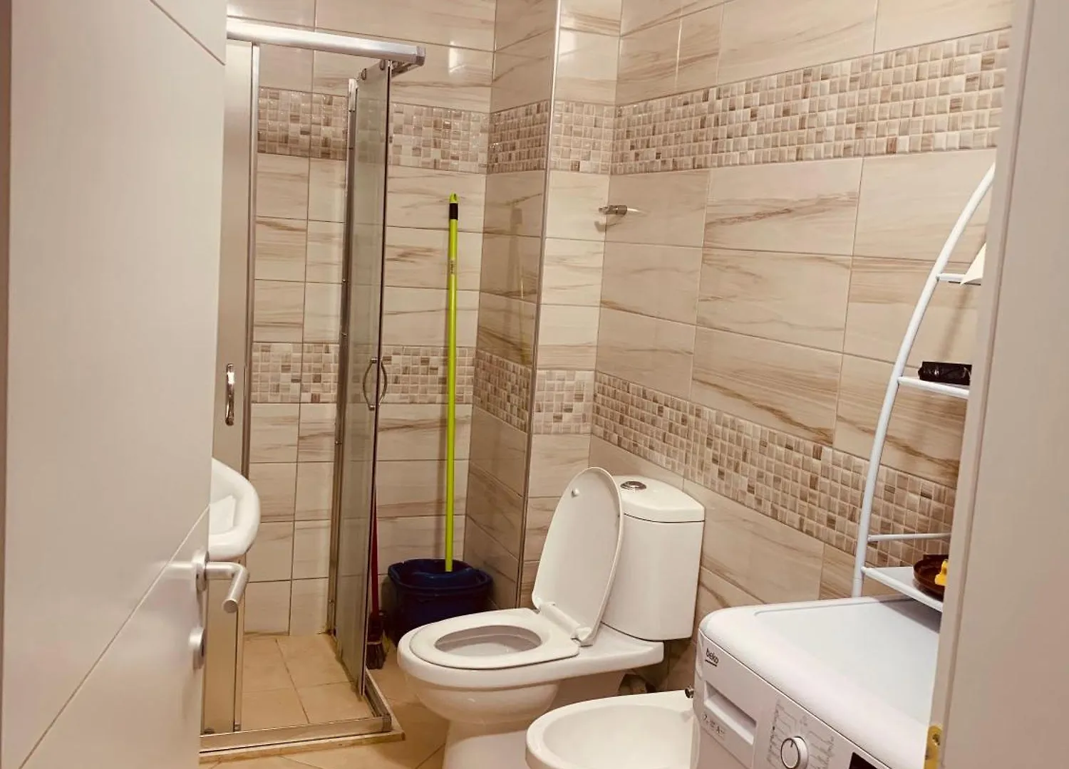 גולם Ajslin'S Apartment